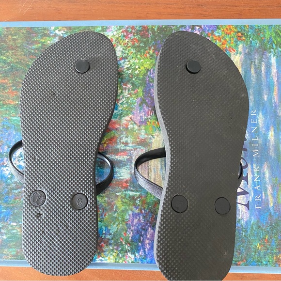 •Old Navy flip flops• Size 6 - Picture 3 of 5